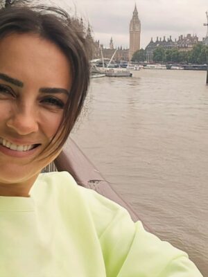 Esra Harmanda Instagram - Londra da kalis sürem 1 hafta. Alışveriş yaptım.  Ne mi aldım? Youtube taki kanalında muzik yorumlari yapan ogluma Turkiye de bulamadığı 30 civarı plak😅 Burda yasayan cocuklarimiz da payini aldi 😅 Çocuklara çalıştık bu gelişimizde.  Gezip gördüklerimiz ise ebeveyn kontenjanından kâr saydıklarımız oldu😅
 https://youtube.com/@escilemuziksohbetleri?si=x9O_mw2DDUm0Atc2