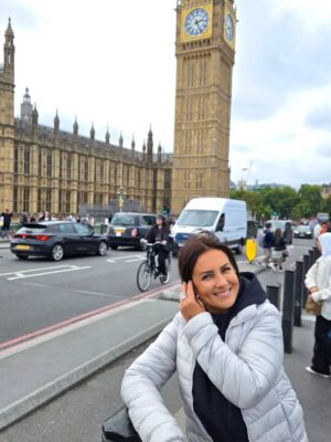 Esra Harmanda Instagram - Londra da kalis sürem 1 hafta. Alışveriş yaptım.  Ne mi aldım? Youtube taki kanalında muzik yorumlari yapan ogluma Turkiye de bulamadığı 30 civarı plak😅 Burda yasayan cocuklarimiz da payini aldi 😅 Çocuklara çalıştık bu gelişimizde.  Gezip gördüklerimiz ise ebeveyn kontenjanından kâr saydıklarımız oldu😅
 https://youtube.com/@escilemuziksohbetleri?si=x9O_mw2DDUm0Atc2