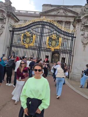 Esra Harmanda Instagram - Londra da kalis sürem 1 hafta. Alışveriş yaptım.  Ne mi aldım? Youtube taki kanalında muzik yorumlari yapan ogluma Turkiye de bulamadığı 30 civarı plak😅 Burda yasayan cocuklarimiz da payini aldi 😅 Çocuklara çalıştık bu gelişimizde.  Gezip gördüklerimiz ise ebeveyn kontenjanından kâr saydıklarımız oldu😅
 https://youtube.com/@escilemuziksohbetleri?si=x9O_mw2DDUm0Atc2