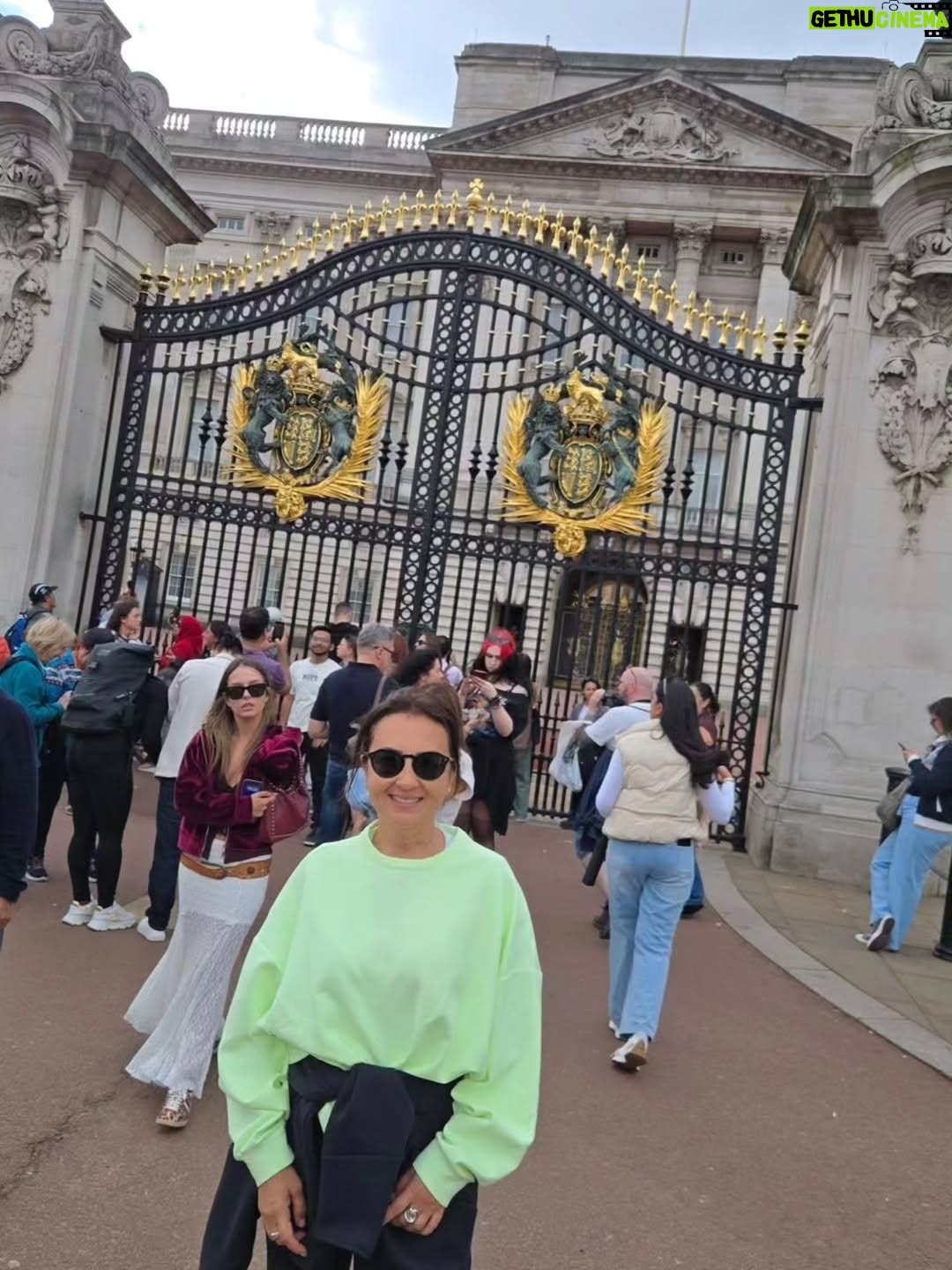 Esra Harmanda - 776 Likes - Londra da kalis sürem 1 hafta. Alışveriş yaptım.  Ne mi aldım? Youtube taki kanalında muzik yorumlari yapan ogluma Turkiye de bulamadığı 30 civarı plak😅 Burda yasayan cocuklarimiz da payini aldi 😅 Çocuklara çalıştık bu gelişimizde.  Gezip gördüklerimiz ise ebeveyn kontenjanından kâr saydıklarımız oldu😅
 https://youtube.com/@escilemuziksohbetleri?si=x9O_mw2DDUm0Atc2
