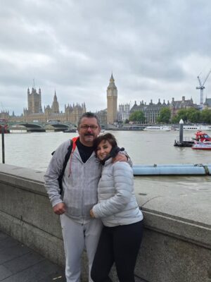 Esra Harmanda Instagram - Londra da kalis sürem 1 hafta. Alışveriş yaptım.  Ne mi aldım? Youtube taki kanalında muzik yorumlari yapan ogluma Turkiye de bulamadığı 30 civarı plak😅 Burda yasayan cocuklarimiz da payini aldi 😅 Çocuklara çalıştık bu gelişimizde.  Gezip gördüklerimiz ise ebeveyn kontenjanından kâr saydıklarımız oldu😅
 https://youtube.com/@escilemuziksohbetleri?si=x9O_mw2DDUm0Atc2