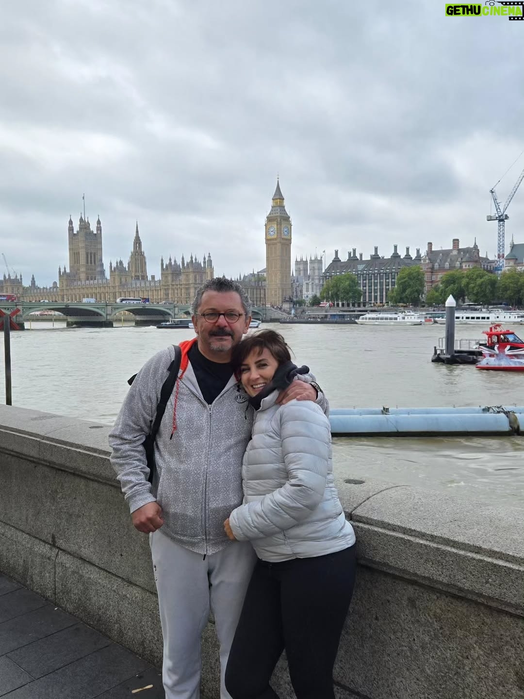 Esra Harmanda - 776 Likes - Londra da kalis sürem 1 hafta. Alışveriş yaptım.  Ne mi aldım? Youtube taki kanalında muzik yorumlari yapan ogluma Turkiye de bulamadığı 30 civarı plak😅 Burda yasayan cocuklarimiz da payini aldi 😅 Çocuklara çalıştık bu gelişimizde.  Gezip gördüklerimiz ise ebeveyn kontenjanından kâr saydıklarımız oldu😅
 https://youtube.com/@escilemuziksohbetleri?si=x9O_mw2DDUm0Atc2
