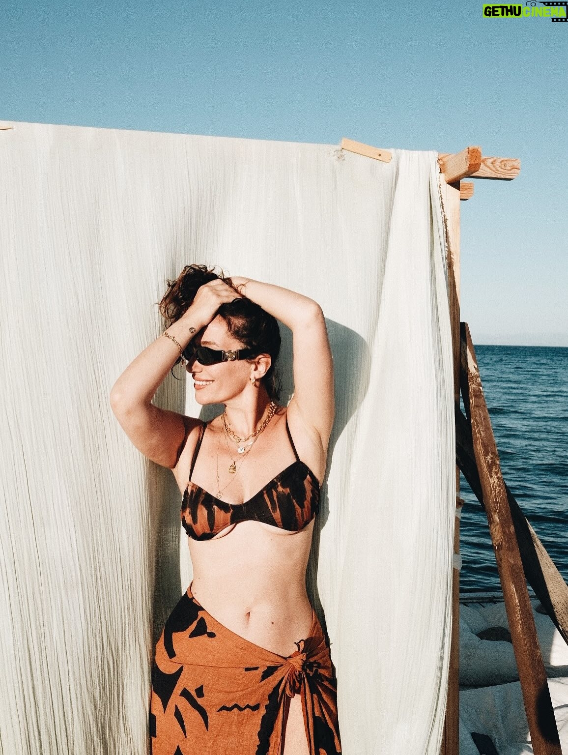 Esra Ruşan - 30.7K Likes - 
