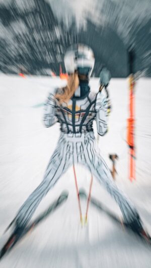 Ester Ledecká Instagram - When winter asks😁...

Když se zima zeptá😁...

Cover📷by:@justin_reiter

@kaestleski 
@redbull
STR