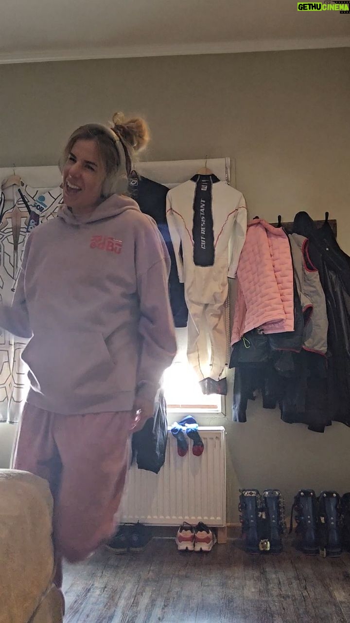 Ester Ledecká - 48K Likes - Spousta z vás se ptala, co dělám, když se za mnou zabouchnou dveře hotelovýho pokoje... Trénuju na mistrovství světa tanečků před zrcadlem. Jediný čeho se bojim je, že tam bude věková hranice do 14ti let...😅😂

STR