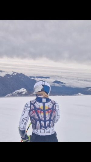 Ester Ledecká Instagram - Just a few  more turns for my soul...🪶

@kaestleski
@redbull

STR