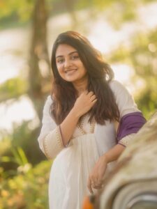 Actress Esther Anil HD Photos and Wallpapers October 2025