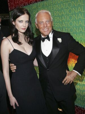 Eva Green Instagram - My heart is broken to hear about the passing of the one and only Giorgio Armani.

This photo was taken from my very first red carpet in NY. I was absolutely petrified, but the kind, wonderful Giorgio Armani put his arm around me and said, “Don’t worry, you will be just fine…” 🤍

His contributions to fashion, art, and culture are immeasurable, and his legacy will continue to inspire for generations to come. He was a true visionary. My deepest condolences go out to his family and his devoted extended family at Armani, who meant the world to him.