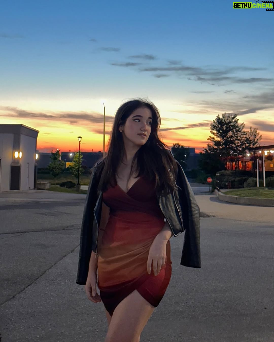 Eva Sharma - 31.1K Likes - twinning w the sky 👯‍♀️🤍