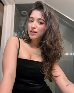 Eva Sharma Instagram - 🪩🫧🤍🎧