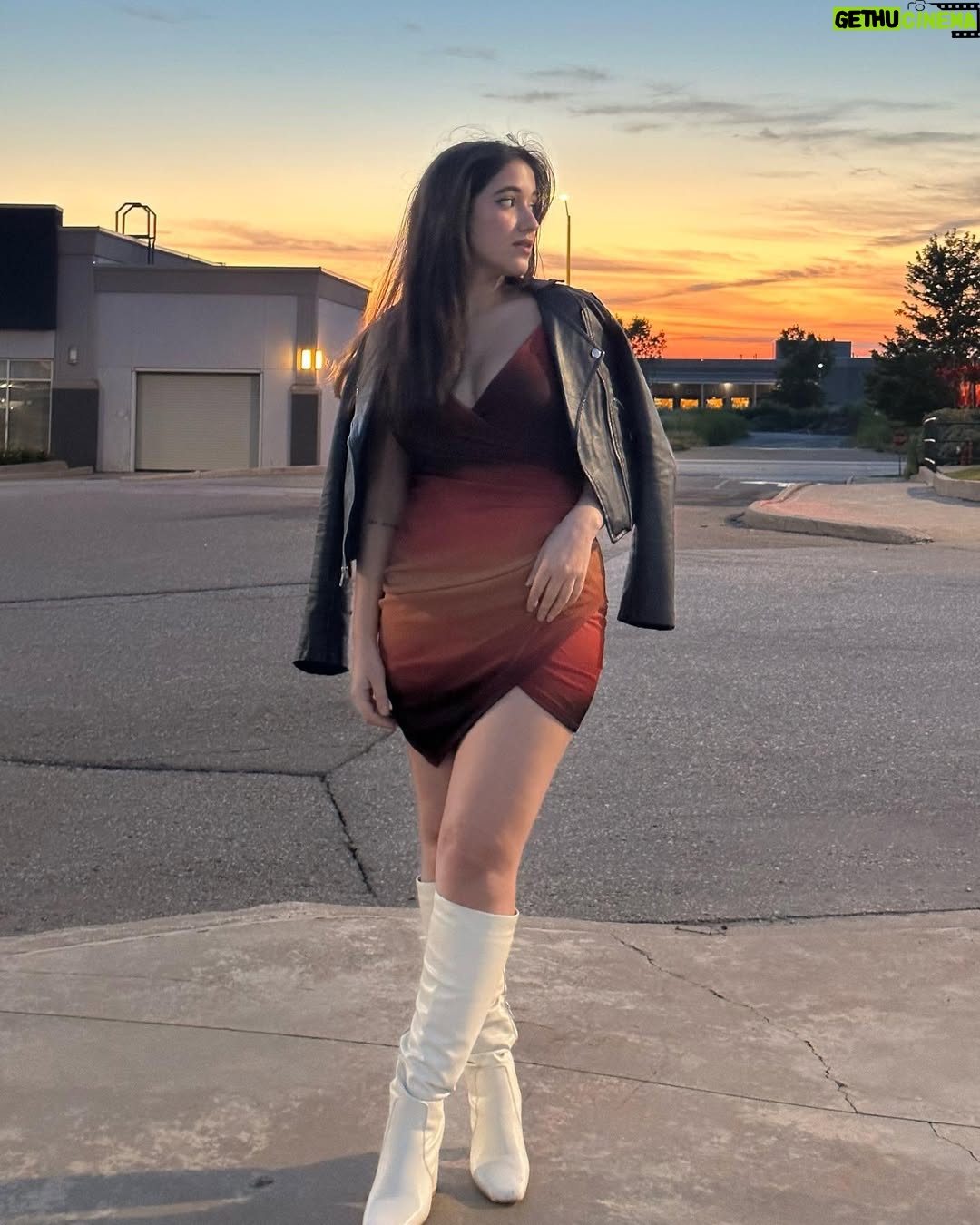 Eva Sharma - 31.1K Likes - twinning w the sky 👯‍♀️🤍
