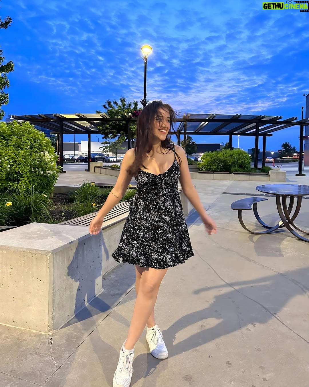 Eva Sharma - 19.5K Likes - Feels like the perfect night 💫