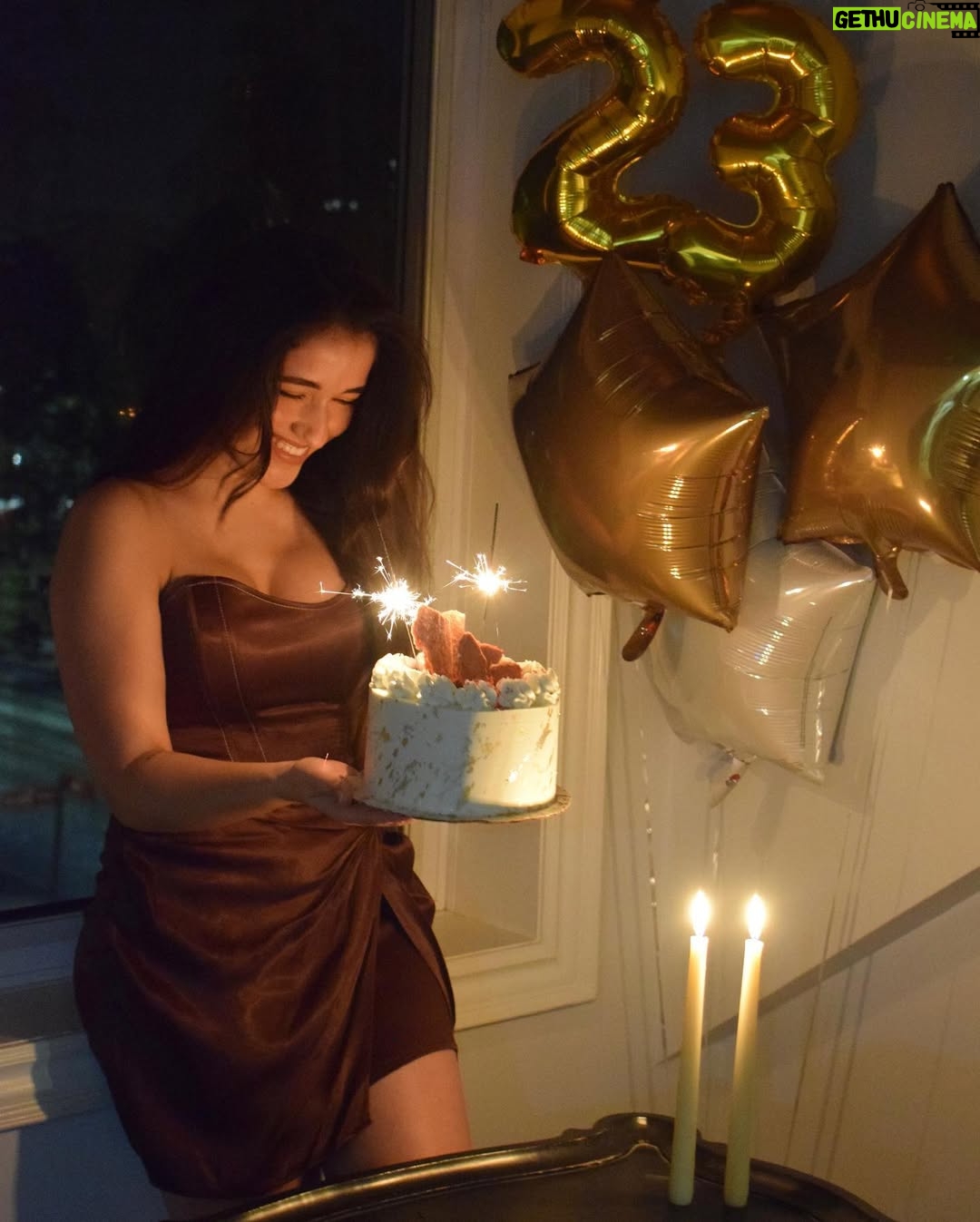 Eva Sharma - 27K Likes - Gemini baby✨✨

#blessed 🤎