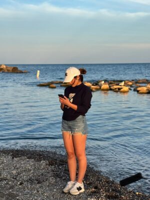 Eva Sharma Instagram - 🌊🎧🤍