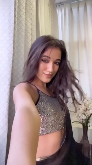 Eva Sharma Instagram - 🖤✨
#middleofthenight #teridiwani