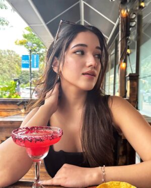 Eva Sharma Instagram - happy hours 🍸✨