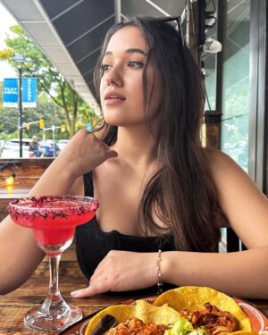 Eva Sharma Instagram - happy hours 🍸✨