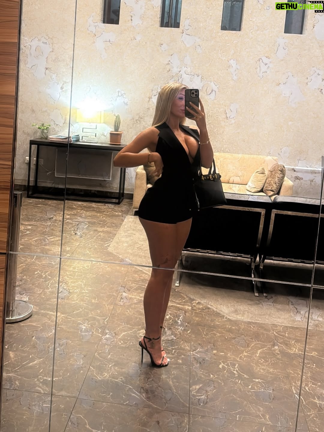 Eve Gale - 54.8K Likes - girls night🖤