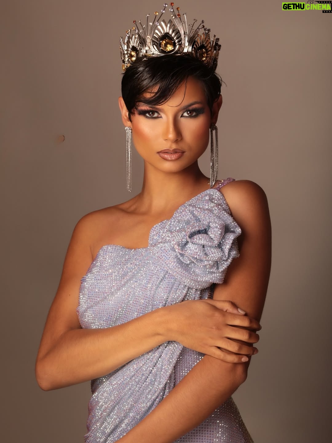 Ève Gilles - 55.8K Likes - ANNONCE OFFICIELLE : @evegillesoff , Miss France 2024 est Miss Universe France 2025 👑

La Société Miss France est heureuse d’annoncer la participation d’@evegillesoff, Miss France 2024, à la 74ème édition du concours @missuniverse ✨

@evegillesoff s’envolera pour la Thaïlande en novembre prochain où elle portera haut les couleurs tricolores sur la scène internationale. Rendez-vous le 21 novembre 2025 pour @missuniverse ⭐️😍

#missuniverse #evegilles #missfrance #annonce #participation #international

📸: @cerfwillmakeuphair 
💄: @cerfwillmakeuphair 
💆🏻‍♀️: @yasinbeja 
👗: @simacouture_paris