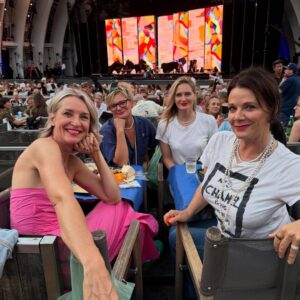 Ever Carradine Instagram - Girls just want to have fun. And we did. We had the most fun ever. #cyndilauper #girlsjustwanttohavefun #cher #jonimitchell #hollywoodbowl
