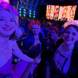 Ever Carradine Instagram - Girls just want to have fun. And we did. We had the most fun ever. #cyndilauper #girlsjustwanttohavefun #cher #jonimitchell #hollywoodbowl