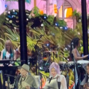 Ever Carradine Instagram - Girls just want to have fun. And we did. We had the most fun ever. #cyndilauper #girlsjustwanttohavefun #cher #jonimitchell #hollywoodbowl