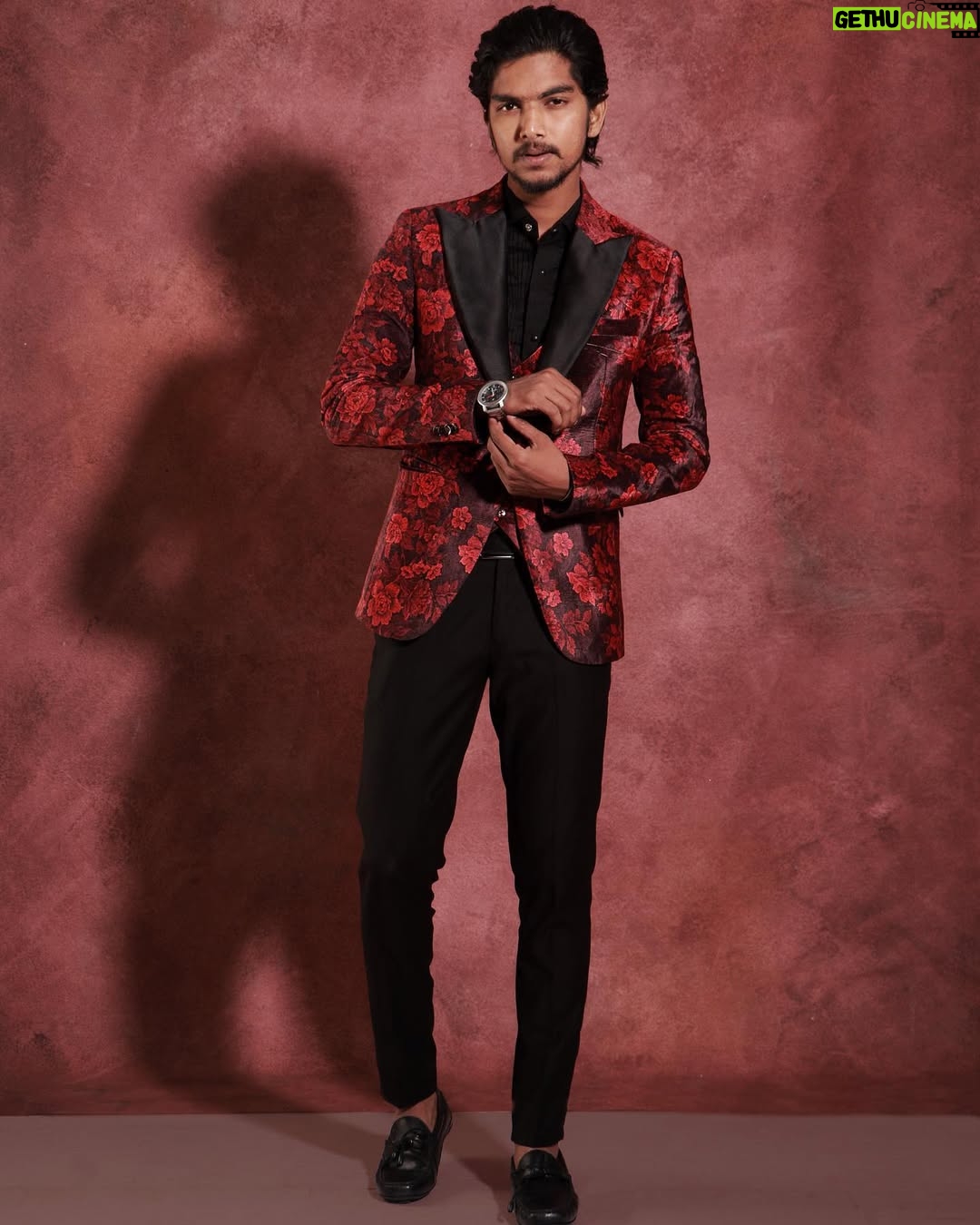 FJ Adisayam - 6K Likes - Look Straight . Go forward 😎

📸: @harshinii.shankar 😊
Costume : @veerandshad 

#suitup #stylish #indoorshoot #classy #modeling #instagood #instagramtrending #trending #instapost #suzhalonprime #suzhal #naanungalfj