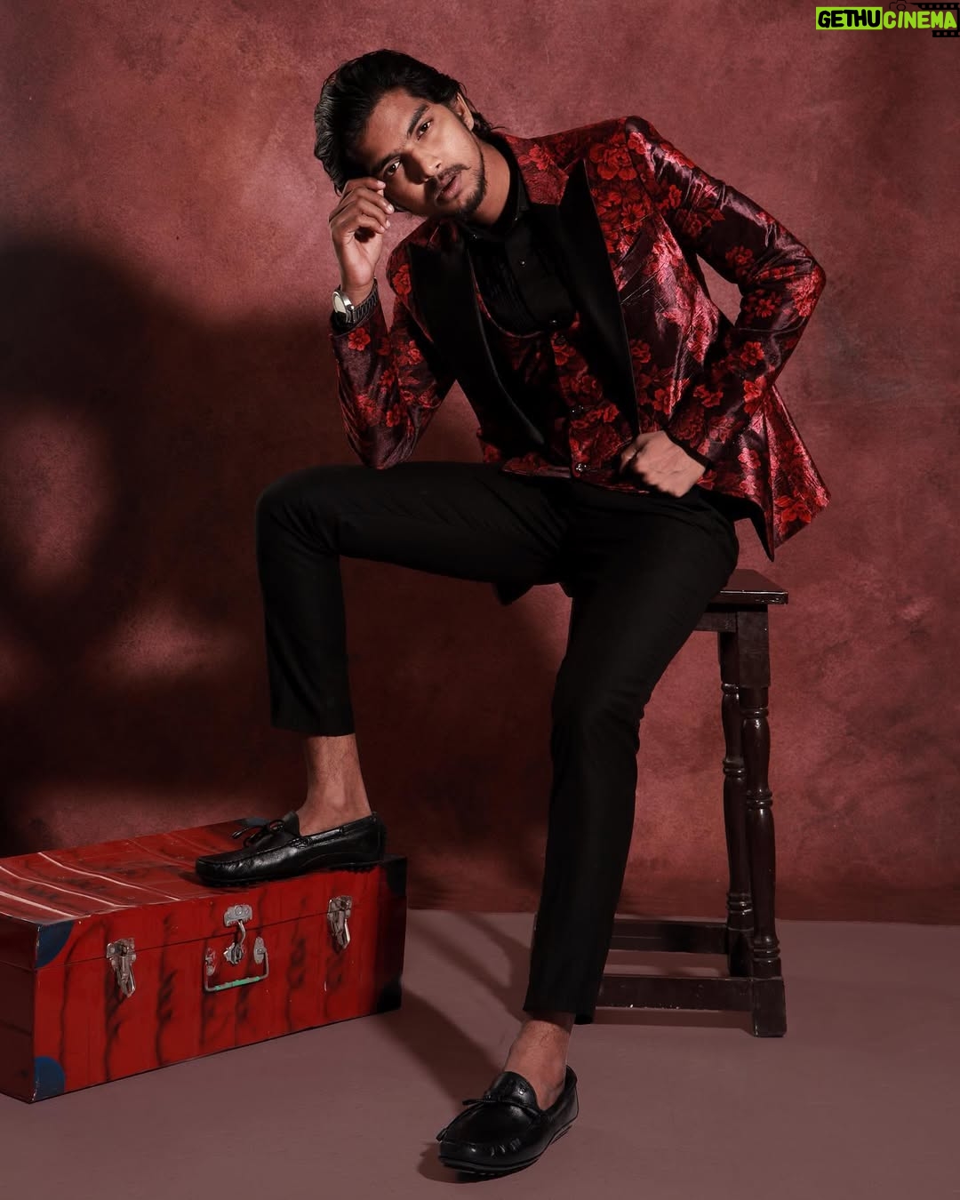 FJ Adisayam - 7.4K Likes - Attitude 😎

📸: @harshinii.shankar 😊
Costume : @veerandshad 

#suitup #stylish #indoorshoot #classy #modeling #instagood #instagramtrending #trending #instapost #suzhalonprime #suzhal #naanungalfj