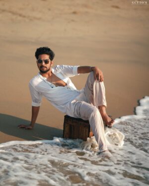 FJ Adisayam Instagram - 🌊😎
📸 : Thambi @gett_o_ ❤️
#beachlook #outdoorshoot #sonya7riii #portfólio #naanungalfj