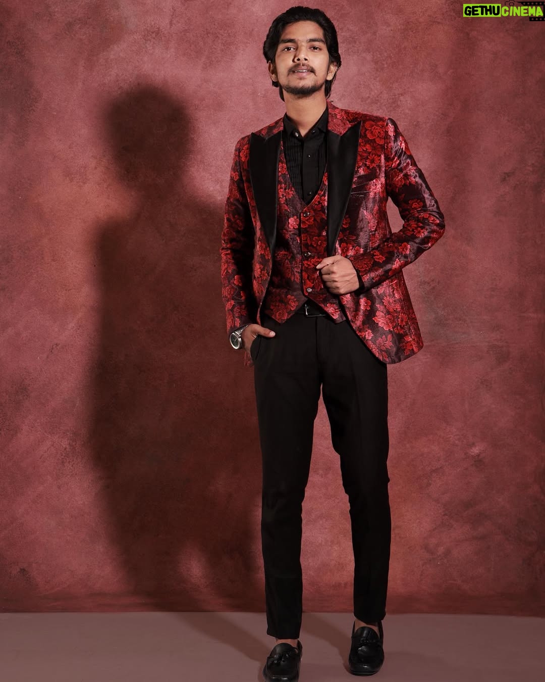 FJ Adisayam - 11.7K Likes - Suit up 😎

📸: @harshinii.shankar 😊
Costume : @veerandshad 

#suitup #stylish #indoorshoot #classy #modeling #instagood #instagramtrending #trending #instapost #suzhalonprime #suzhal #naanungalfj