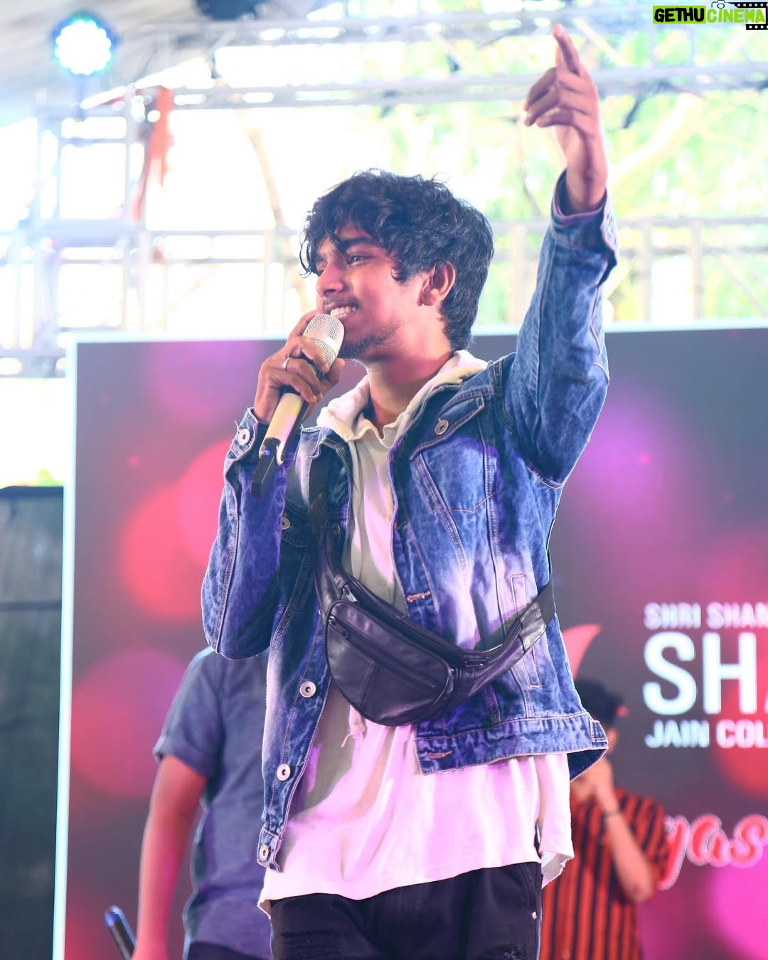 FJ Adisayam - 3.3K Likes - Throwback to SHREYAS 💯 
That was a mad crowd 🔥 SASHUN JAIN COLLEGE 💕 
Behind the lens : @vandanaagadiya 
#sollisaiparavattum #tamizhhiphopvaazhga #realhiphopforlife #rap #beatbox #stageshow #performance #weightu #crowd #stage #fjpeace