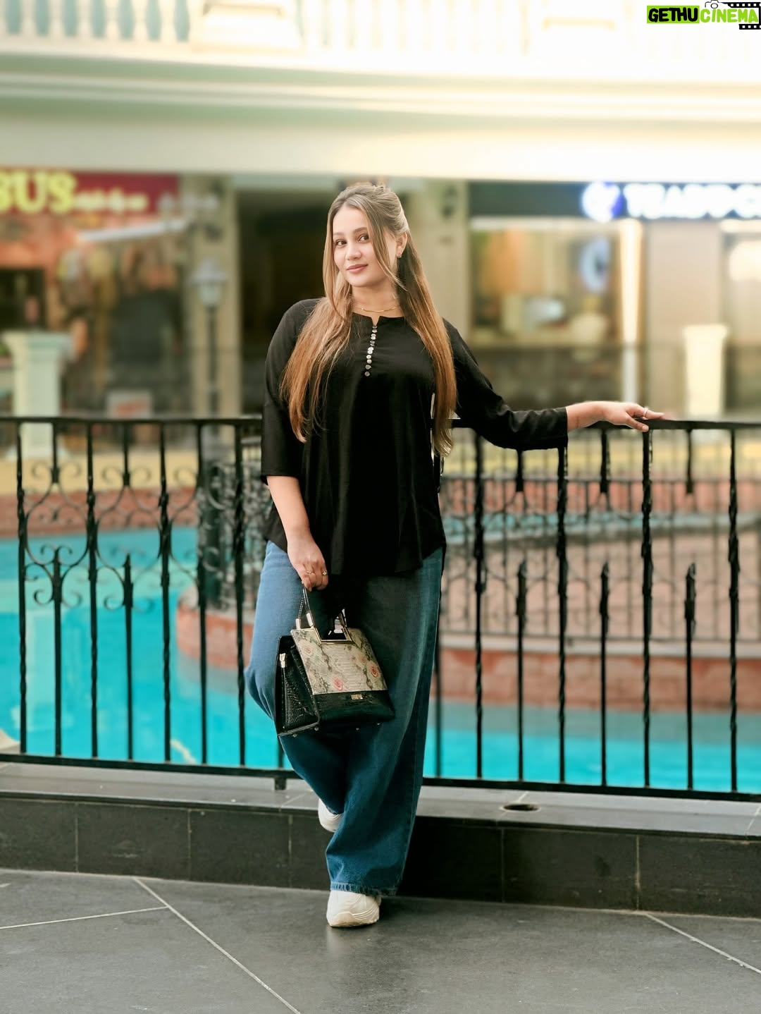 Faija Shaikh - 1K Likes - 🖤🌼.
.
.
.
.
.
#faija #faijafam  #ankleshwar #bharuch #surat #gujrati #modelling #keeploveing #fashion #kbye #fambruh ❤ #instagood #yusiadat #idrishadat #naturephotography #photographer #instamood #youtube #gujju #instafam #photoholic #likeforfollow #pose #onelifebaby