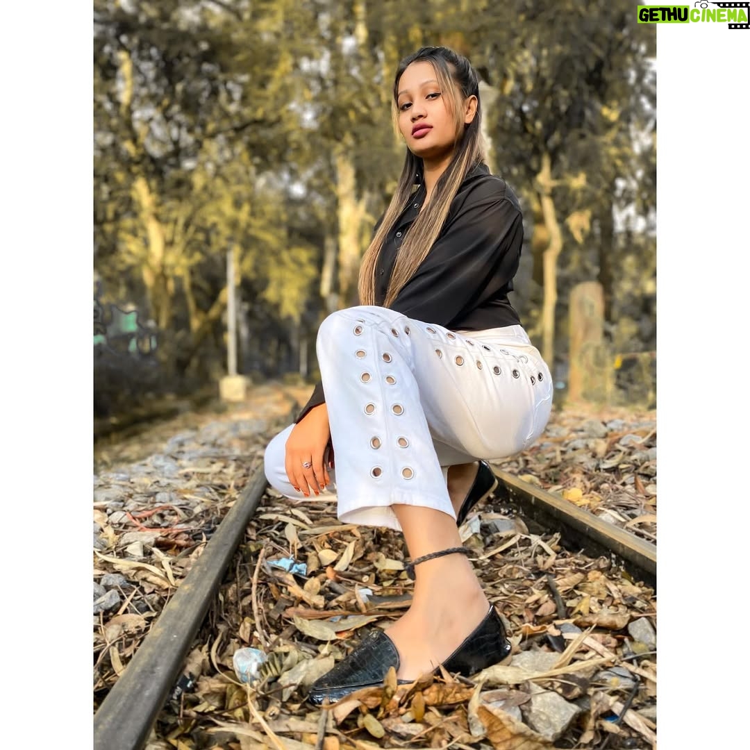 Faija Shaikh - 10.2K Likes - Trust is like a paper, once it's crumbled it can't be perfect........🖤 
.
.
.
.
.
#faija #faijafam  #ankleshwar #bharuch #surat #gujrati #modelling #keeploveing #fashion #kbye #fambruh ❤ #instagood #yusiadat #idrishadat #naturephotography #photographer #instamood #youtube #gujju #instafam #photoholic #likeforfollow #pose #onelifebaby