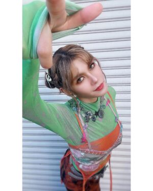 Fairouz Ai Instagram - 『ジョジョの奇妙な冒険 オラオラオーバードライブ』事前登録記念スペシャルのご視聴ありがとうございました🦋
精神的動揺による操作ミスしまくりましたが、とってもとっても楽しかったです!
画面の中でいつでも徐倫達に会えるのがすごくうれピーです!
リリースをお楽しみにッ!!
y2k感のある徐倫風な素敵なお衣装を用意していただきました💚
#オラドラ
#ジョジョの奇妙な冒険
#jojobizarreadventure
#fairouzai
#ファイルーズあい