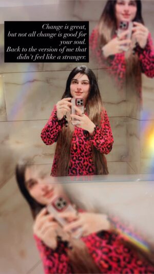 Farah Chaudhary Instagram - āKabhi kabhi zaruri hota hai khud se milnaā¦
Wahi purana apna version jo dil ko sukoon deta tha. āØ
Change is good, but staying true to yourself is priceless.ā
.
.
.
#farahchaudhary #SoulfulVibes #HealingJourney #SelfLoveFirst #EmotionalHealing #HeartfeltMoments #InnerPeace #PositiveVibesOnly #ReelFeelings #TransformationJourney #traveldairies