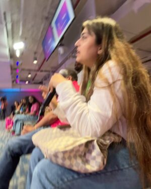 Farah Chaudhary Instagram - Here for #pinkpromise letās #hallabol with team @rajasthanroyals for the initiative they done and doing for woman. Happy women day to every beautiful soul out there.
@metaindia
@rajasthanroyals
@adityabelnekar