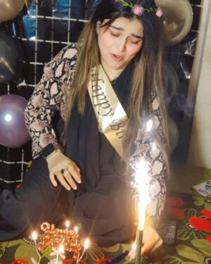 Farah Chaudhary Instagram - Some glimpse of my birthday night celebrated at home with family.Thank you bhai and Mona for making it so special for me..Bhai you never failed to make me happy and always know what my heart want. And also thank you Ricky for being with me no matter how far is the distance..
And last but not the least the hard work of my doll Hannah and her friend for making it the best and making so much effort in decorating and hiding just to give me surprise.
Thank you everyone frok my family , friends and instagram fam for wishing me
Love you all
#birthday #advfarahchaudhary