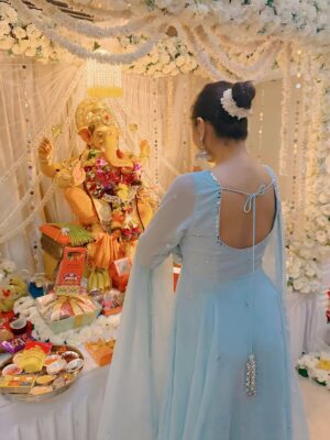 Farheen Panjwani Instagram - Ganpati Bappa Morya 🙏✨
Outfit @bhaviniparis 🩵