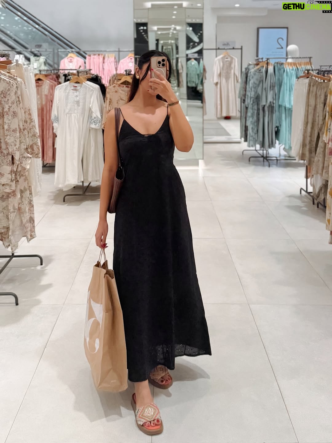Farheen Panjwani - 4.4K Likes - Today’s look 🖤

Feel free to comment for direct links📥🔗

Dress @myntra
Bag @zara
Footwear @fizzygoblet 

#Ootd #QuickOutfitsWithFarheen