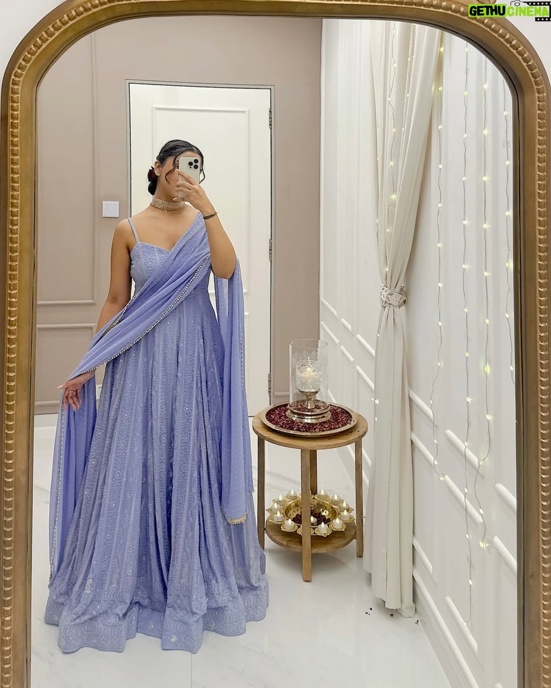 Farheen Panjwani - 68.9K Likes - Durr se hi tum jee bhar k dekho 🪞💜🥀🕯️

Feel free to comment link for outfit link 🔗 I’ll share the direct link in your DMs 📥

#QuickOutfitsWithFarheen #Indian #Desi #Anarkali #Ootd #Outfits #outfitinspo