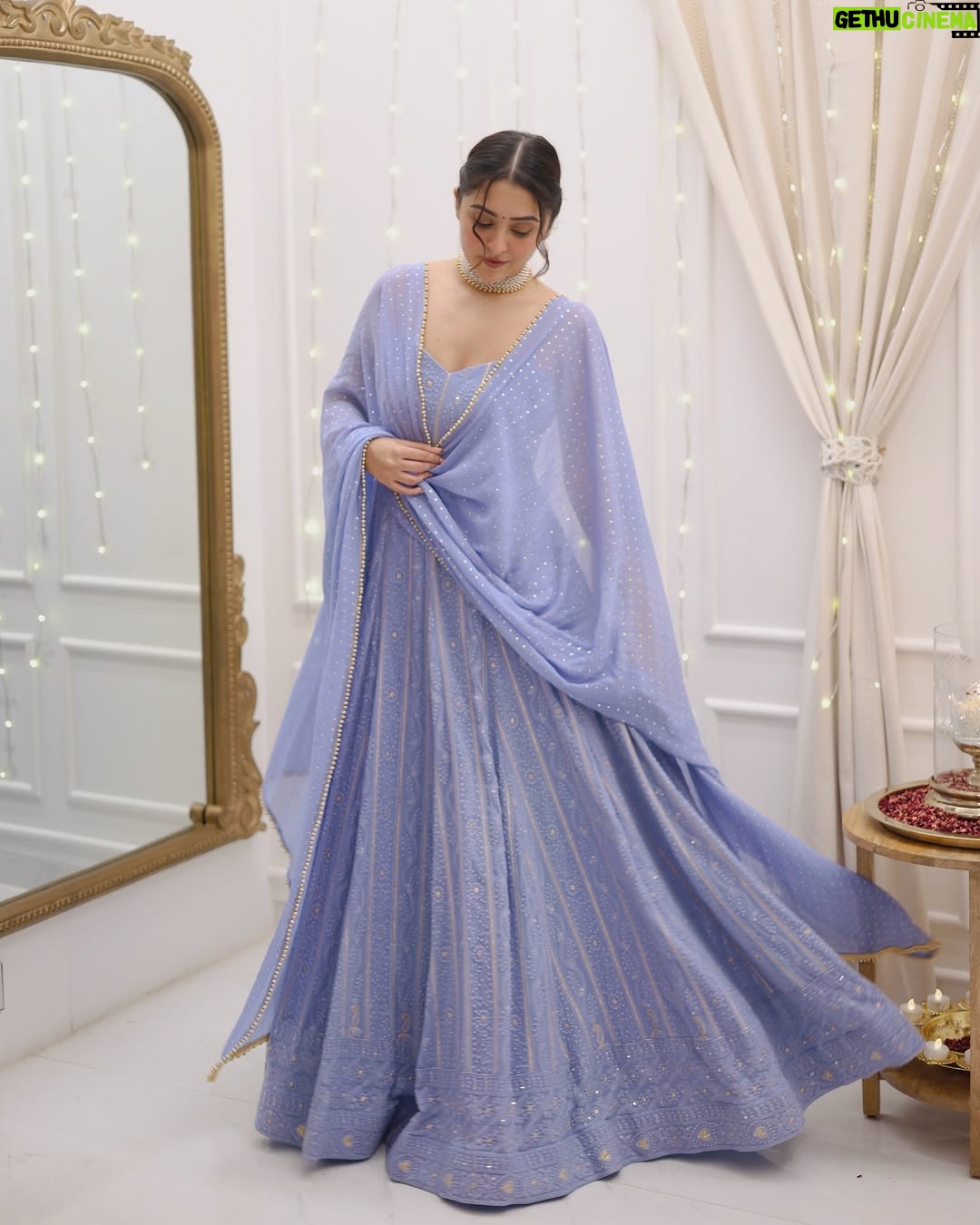 Farheen Panjwani - 68.9K Likes - Durr se hi tum jee bhar k dekho 🪞💜🥀🕯️

Feel free to comment link for outfit link 🔗 I’ll share the direct link in your DMs 📥

#QuickOutfitsWithFarheen #Indian #Desi #Anarkali #Ootd #Outfits #outfitinspo