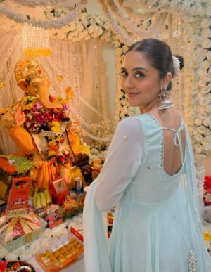Farheen Panjwani Instagram - Ganpati Bappa Morya 🙏✨
Outfit @bhaviniparis 🩵