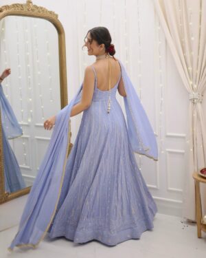 Farheen Panjwani Instagram - Durr se hi tum jee bhar k dekho 🪞💜🥀🕯️
Feel free to comment link for outfit link 🔗 I’ll share the direct link in your DMs 📥
#QuickOutfitsWithFarheen #Indian #Desi #Anarkali #Ootd #Outfits #outfitinspo
