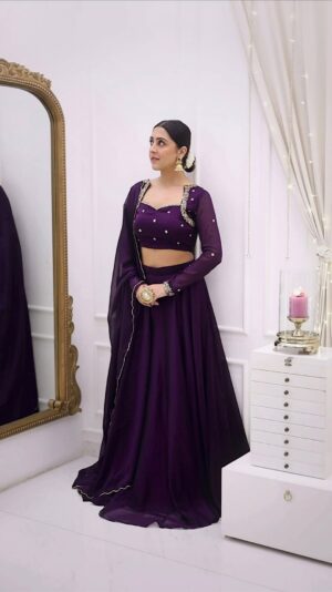 Farheen Panjwani Instagram - Lehenga under ₹6000 😮 Found this affordable lehenga for wedding functions and the quality and fit is just perfecttttttttttt 🫰🏻❤️

Comment ‘Love’ to get my outfit link directly in your DMs 📥🔗 #QuickOutfitsWithFarheen

Lehenga @akira_the_couture__ 
Jewellery @dilkashbyankita 

#ootd #indian #fashionreels #outfits #outfitinspo #grwm #desi #indianoutfits #lehenga #ethnic #personalstyle #desifashion #desilook #weddingseason #shaadi #weddingoutfits #indianwedding