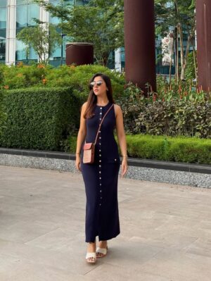 Farheen Panjwani Instagram - It’s that dress🫰🏻The one I can wear everywhere, and still look like I run the estate 🏡
Comment ‘Love’ to get my outfit link directly in your DMs❤️📥🔗
Dress @a.la.modebyakanksha
Bag @coach
#Ootd #QuickOutfitsWithFarheen