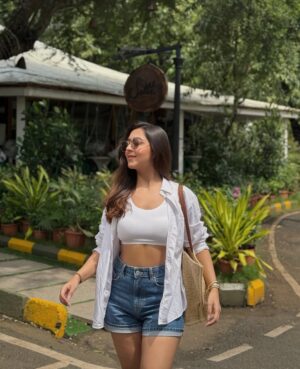 Farheen Panjwani Instagram - Much needed 🌴🌧️🤍
Feel free to comment for links🔗 #QuickOutfitsWithFarheen #Ootd
Everything @hm
Sliders @westsidestores
#outfits #outdoors #roadtrip #vacay #holiday #vacation