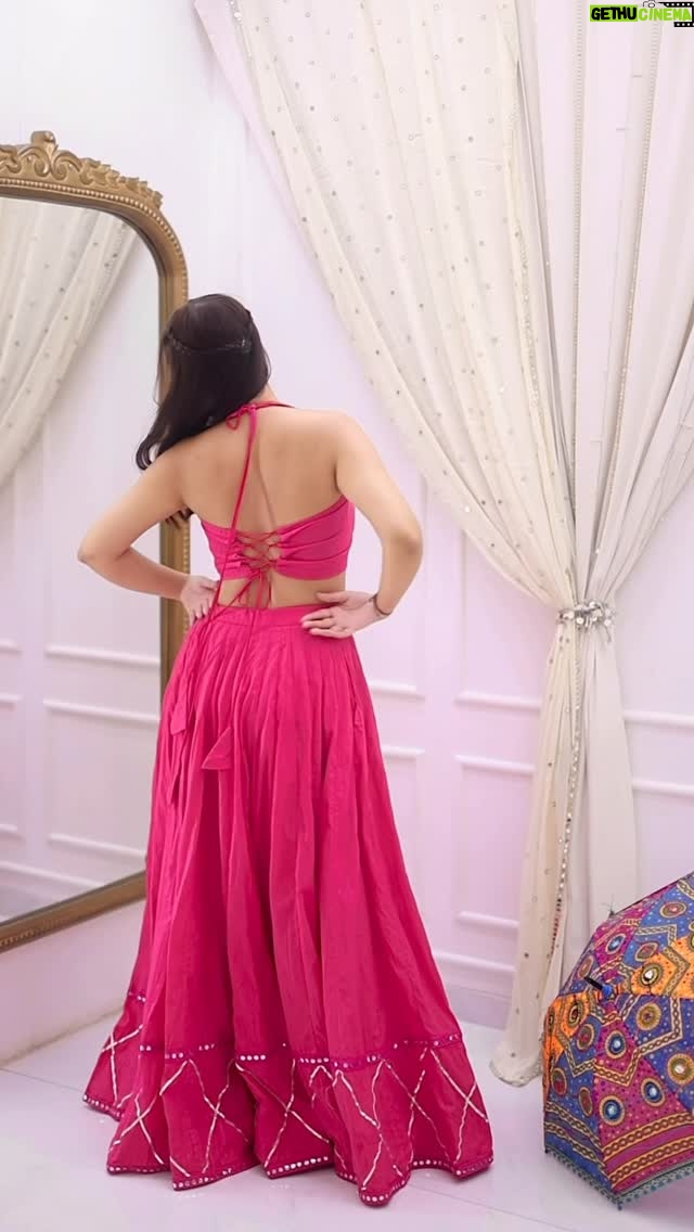 Farheen Panjwani - 21.1K Likes - shubh ghadi che aavi 🩷 

Navratri outfit inspo for you!! Comment love to get my full outfit link directly in your DMs 📥🔗
#QuickOutfitsWithFarheen

Outfit @_amaanyaa_
Earrings @rubans.in @oakpinionpr 

#Indian #IndianFestival #Navratri2025 #desi #grwm #fashionreels #outfits #ootd #outfitinspo
