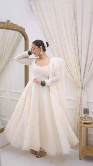Farheen Panjwani Instagram - Ivory with green got me feeling like a desi daydream 🤍🫠 So timeless & classic!!! 

Comment ‘love’ to get my anarkali link directly in your DMs 📥🕊️🔗 #QuickOutfitsWithFarheen

Outfit @alka.hari 🕊️

#indian #desi #desicore #indianaesthetic #grwm #fashionreels #outfits #outfitinspo #anarkali #whiteanarkali #ivory #ivoryanarkali #personalstyle #ethnic #festiveseason #shaadi