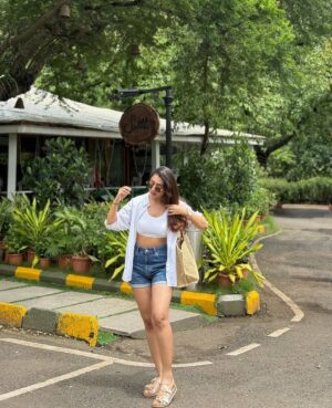 Farheen Panjwani Instagram - Much needed 🌴🌧️🤍
Feel free to comment for links🔗 #QuickOutfitsWithFarheen #Ootd
Everything @hm
Sliders @westsidestores
#outfits #outdoors #roadtrip #vacay #holiday #vacation