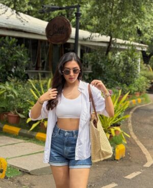 Farheen Panjwani Instagram - Much needed 🌴🌧️🤍
Feel free to comment for links🔗 #QuickOutfitsWithFarheen #Ootd
Everything @hm
Sliders @westsidestores
#outfits #outdoors #roadtrip #vacay #holiday #vacation